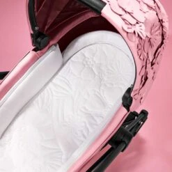 CYBEX Mios Lux Carrycot - Simply Flowers - Dream Grey 13 CYBEX Mios Lux Carrycot - Simply Flowers - Dream Grey -Cybex cybex mios lux carrycot simply flowers pale blush lifestyle 2 05a57e34 2ae2 4cb8 b1ef 7f2eafedd458